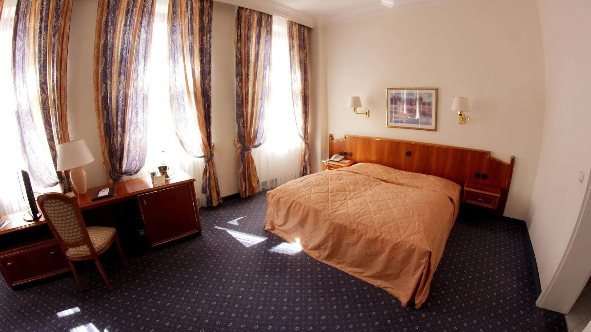 Hotel Bayerischer Hof Dresden 4*,